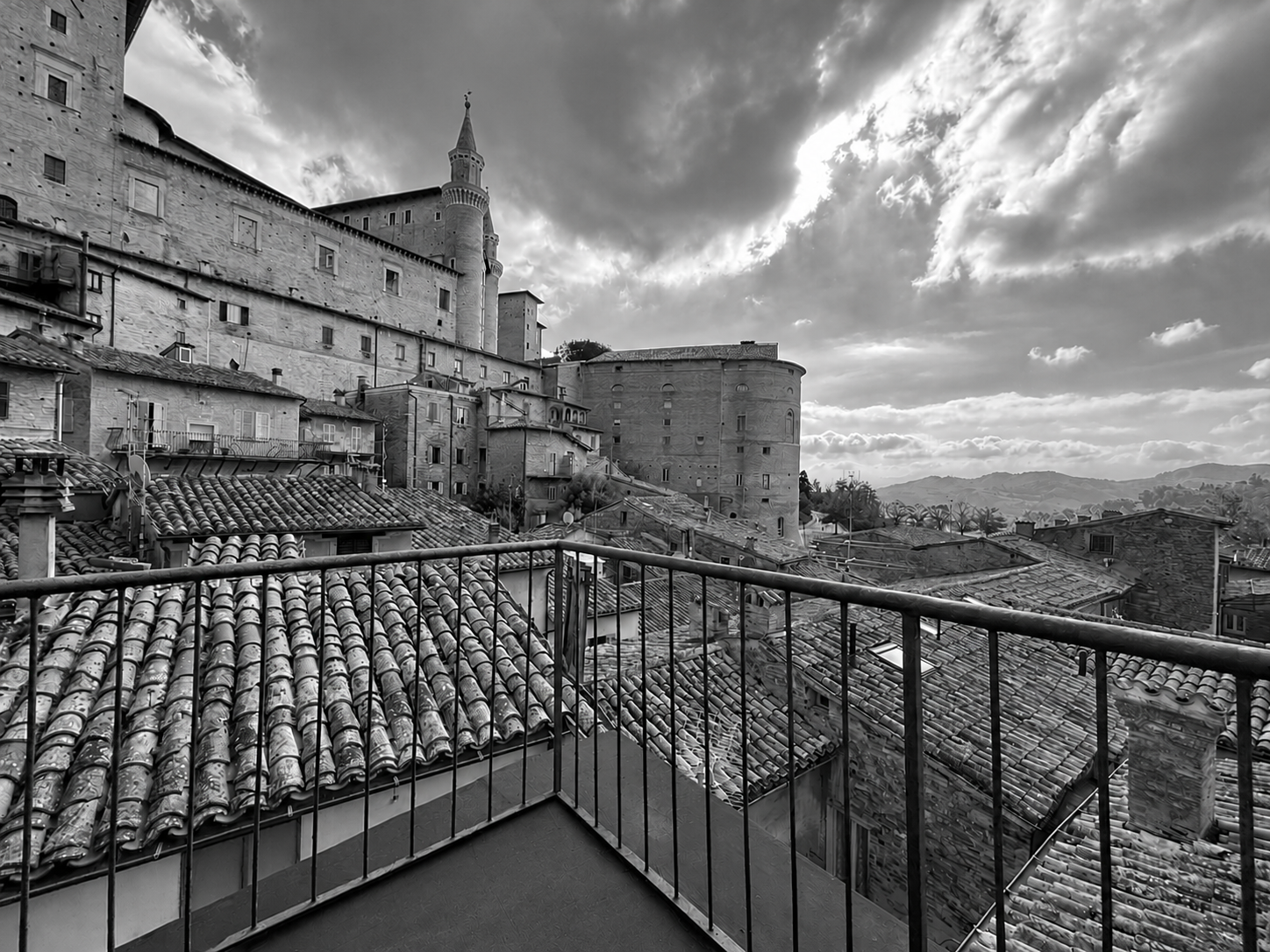 Urbino, Palazzo Ducale e tetti della città visti da una terrazza