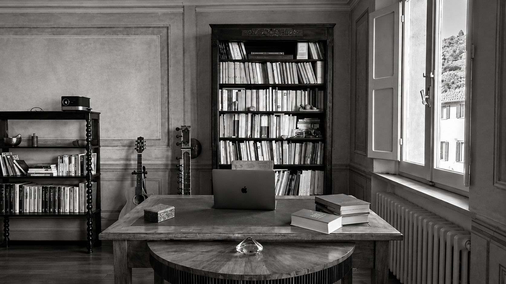 Studio grafologico: scrivania, libreria e finestra